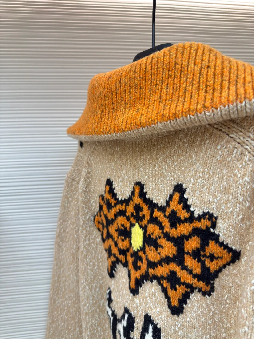 LOUIS VUITTON Nigo lobster patchwork wool knitted zipper jacket ●Authentic product: Purchased and developed by 25404 ●Item number: 1680400-D25 ●Fabric: wool fabric ●Technology: knitted production ●Version: fitted version ●Weight: about 1770 grams ●Size: XS-S-M-L ●Description: Made of high-quality cotton-wool blended fabric, soft, comfortable and elastic. The fabric has been specially treated to give it a fine knitted texture and is smooth to the touch. The koi fish pattern with the LV logo is carefully designed on the front. It is realized through exquisite intarsia technology and the pattern is three-dimensional and vivid. The back is embroidered with cherry blossoms and Japanese characters, using high-density embroidery thread with fine and even stitches. The zippers feature custom metal hardware, and each zipper pull is embellished with delicate beading. The entire jacket is meticulously sewn and all seams are double-stitched to ensure durability. The cinched waist is achieved with an internal drawstring that can be freely adjusted for tightness. The collar and cuffs are ribbed knitted with moderate elasticity and not easily deformed. All patterns and decorations undergo strict quality control to ensure that the colors are firm and will not fade. The overall wiring is straight and delicate, the fabric is comfortable and soft, and the color is consistent without color difference. It can be matched with the same style to create a fashionable look and control various occasions. Customized accessories, complete with three standards, same style for men and women!